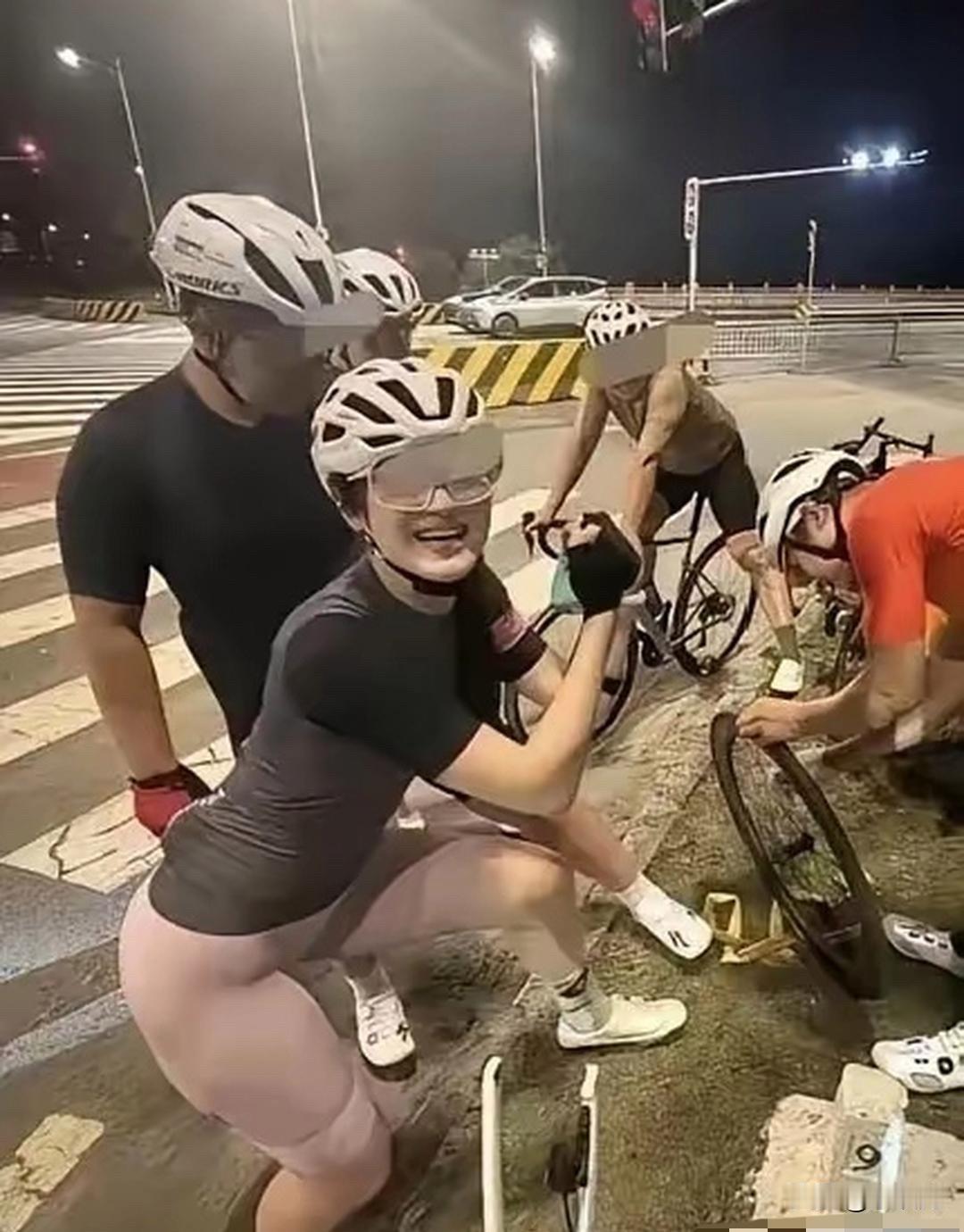 鸟哥同行的梁女士，半蹲时身材比较无敌！骑行姿态看着很稳，弓步蹬步动作熟练，看得出