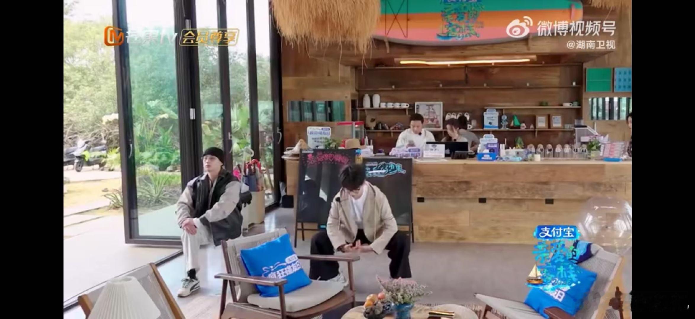 吴泽林吴泽林齐思钧抽象派晨练亲爱的客栈不得不说吴泽林齐思钧太抽象了！晨练拉伸全是