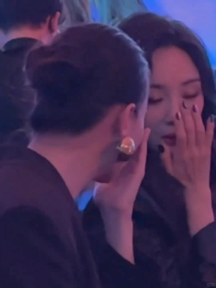 杨幂宋佳热聊  杨幂宋佳嘉人内场热聊 镜头下，杨幂与宋佳在嘉人内场笑语盈盈，那份