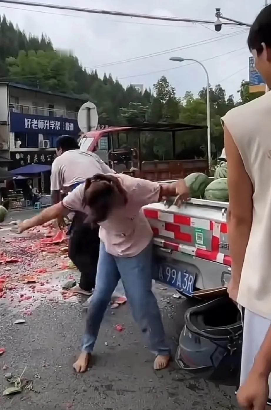 西瓜招谁惹谁了？我看了个重庆某地满街摔西瓜的视频，是一对残疾人夫妇，网传该夫妇在
