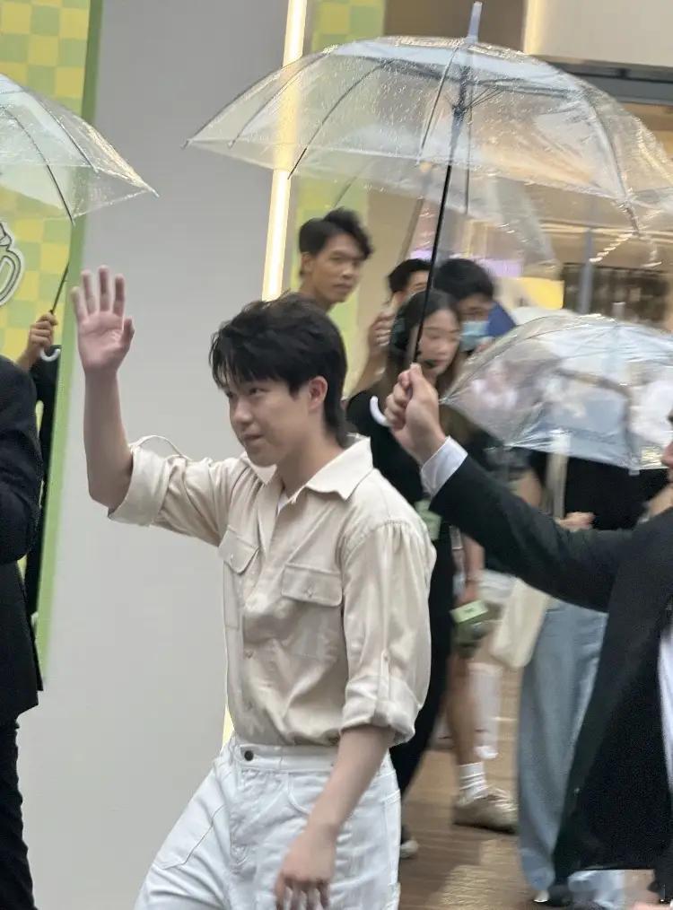 换装的王楚钦 一场直播，王楚钦换了两套衣服！其实他只是换了一条裤子。不知道为什么