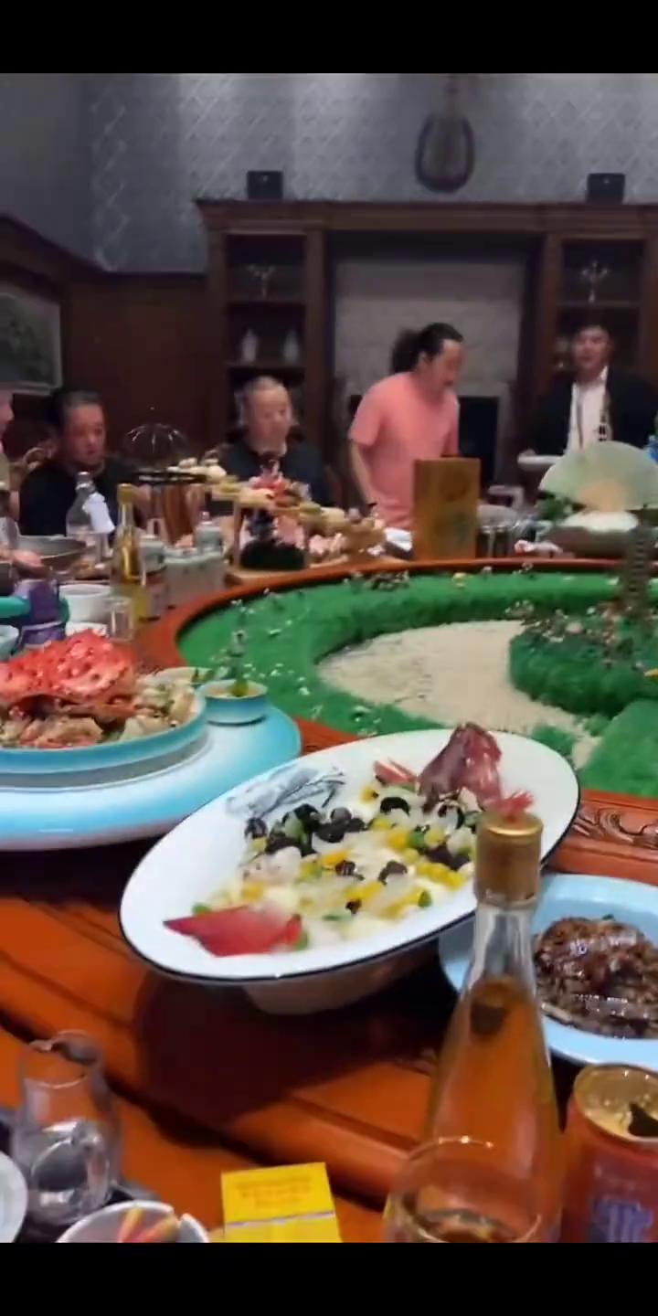 老哥们，看我们老哥们在一块就开心，兄弟们都开心，家境也开心，他们那边不能找仙姐，