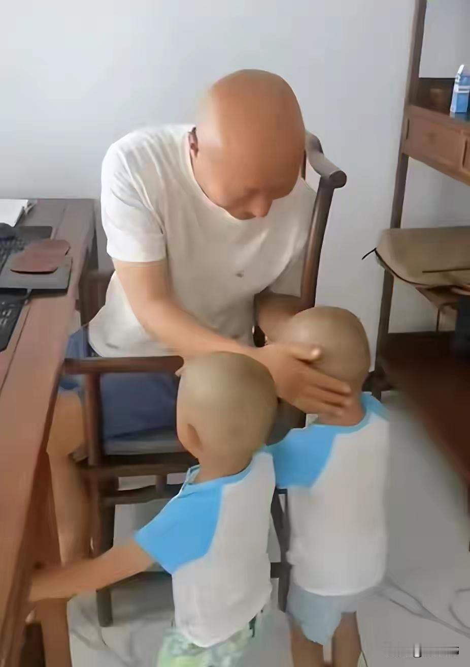 陈佩斯给自己的儿子起名大愚。大智若愚。
大愚没有让父亲失望，不仅仅是继承父亲的衣