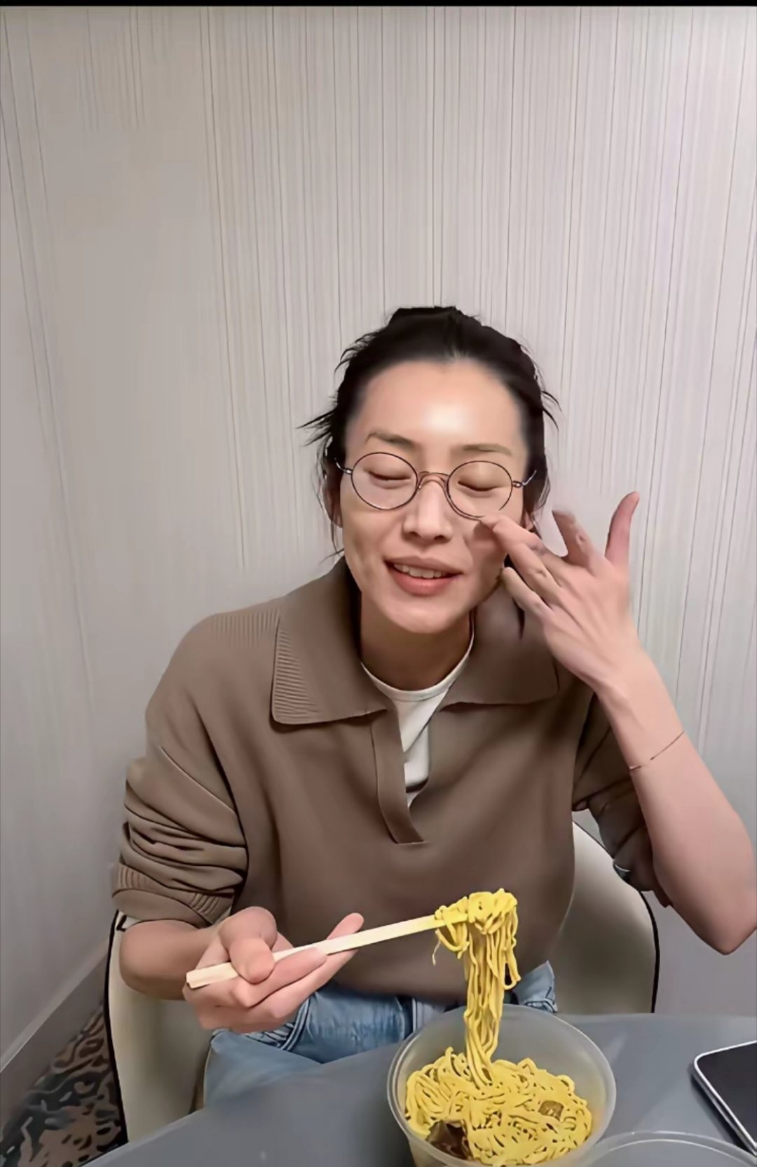 刘雯素颜吃饭照，真的好瘦！果然国际超模身材管理就是自律。 ​​​