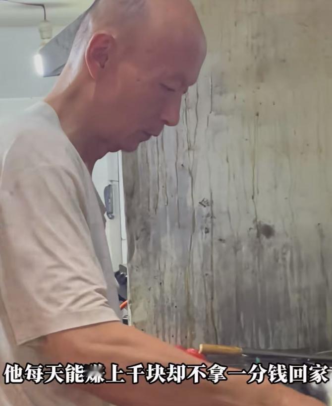 这个烧烤店的老板每天能赚上千块，可他却从不往家里带一分钱。妻子因此受不了，最终选