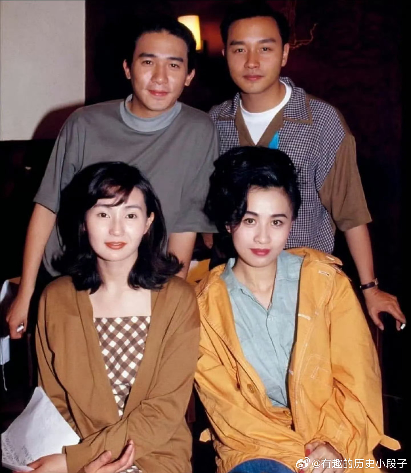 上世纪九十年代梁朝伟、张国荣、张曼玉和刘嘉玲合影老照片[超话] ​​​