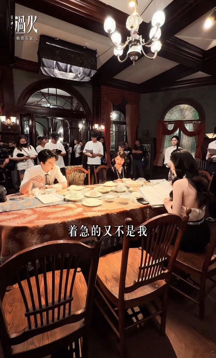 吴莫愁回应看张凌赫忘词 吴莫愁聊忘词这段的时候那个坦荡劲儿太招人喜欢了，大大方方