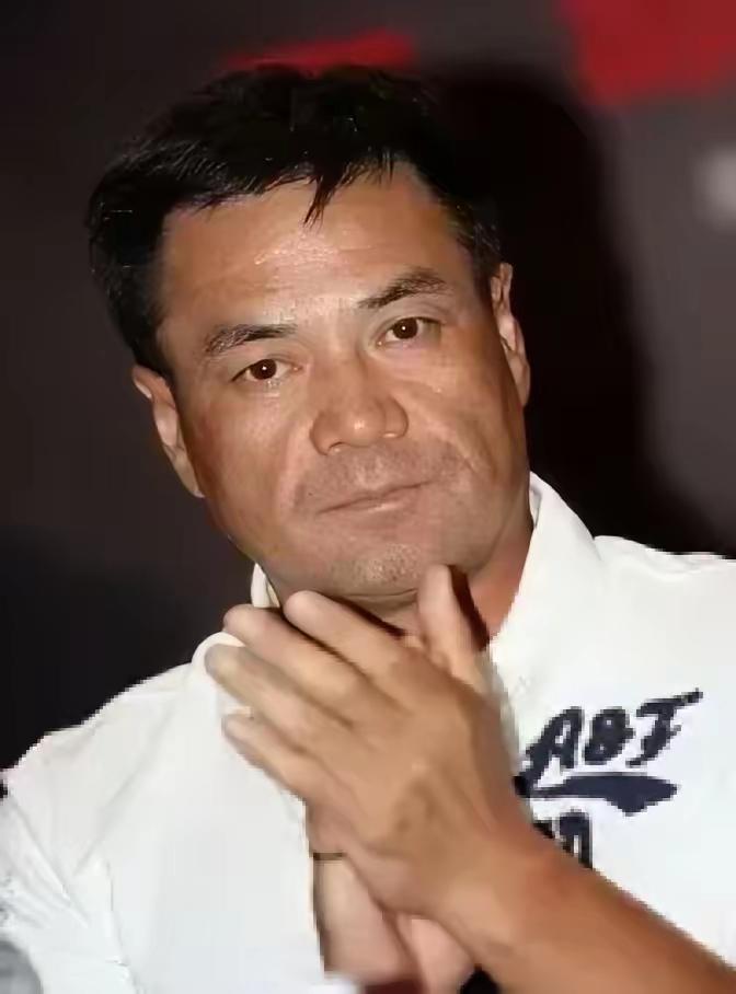 1993年，28岁的尤勇智刚离完婚。他把手里大部分收入都贴给了许晴租房，结果许晴