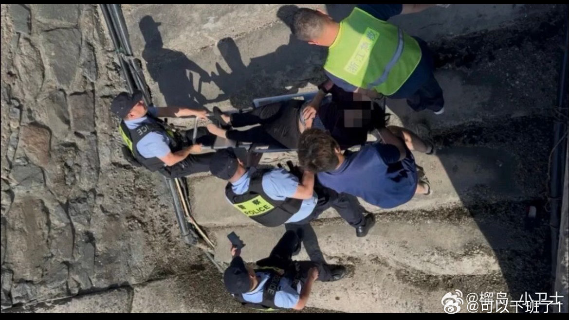 玉环民警迎风破浪救助被困老人玉环沙门一老人赶海摔倒困在礁石，海域浪大礁石湿滑，民