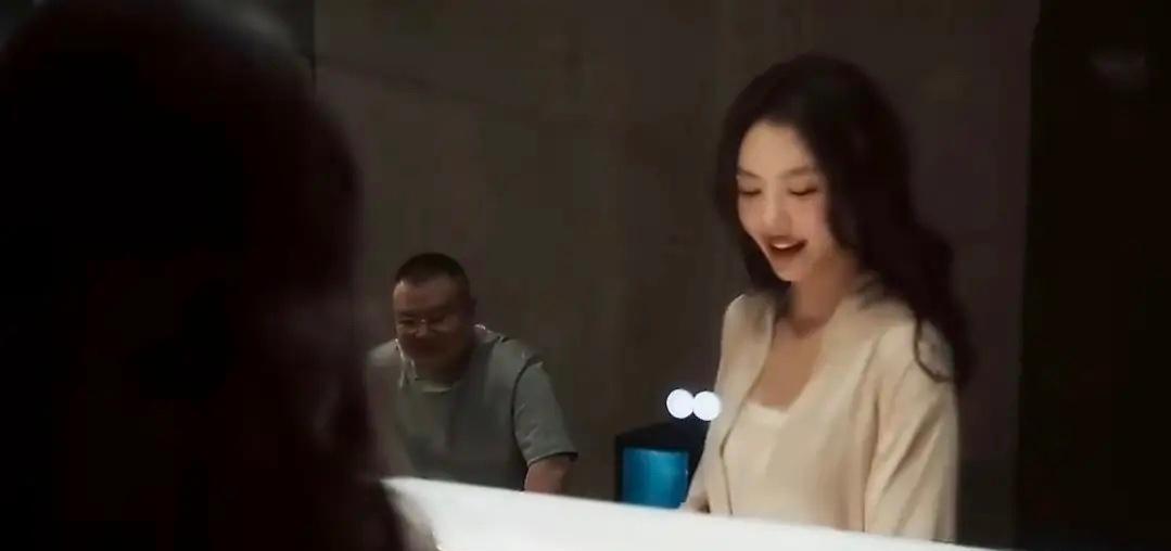 岳云鹏和蔡文静浴室共浴，你敢信？
那一幕，她身体紧贴，他壮实得像堵墙，画面瞬间炸