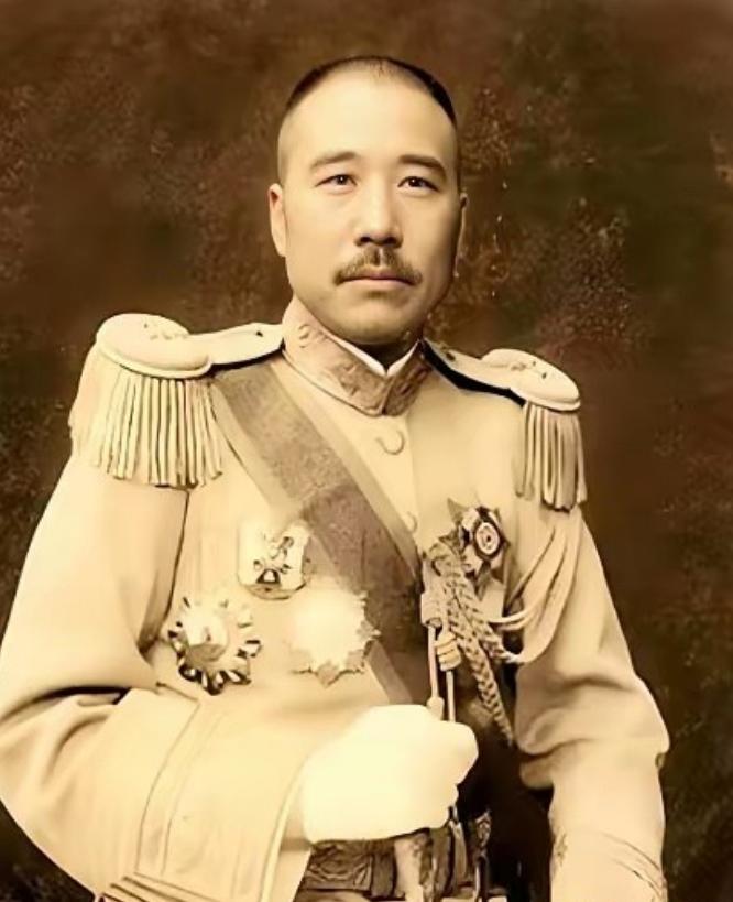 1925年，张宗昌请张作霖吃饭，满屋子小老婆陪酒。老张几杯下肚，眼睛黏在丫鬟李兰