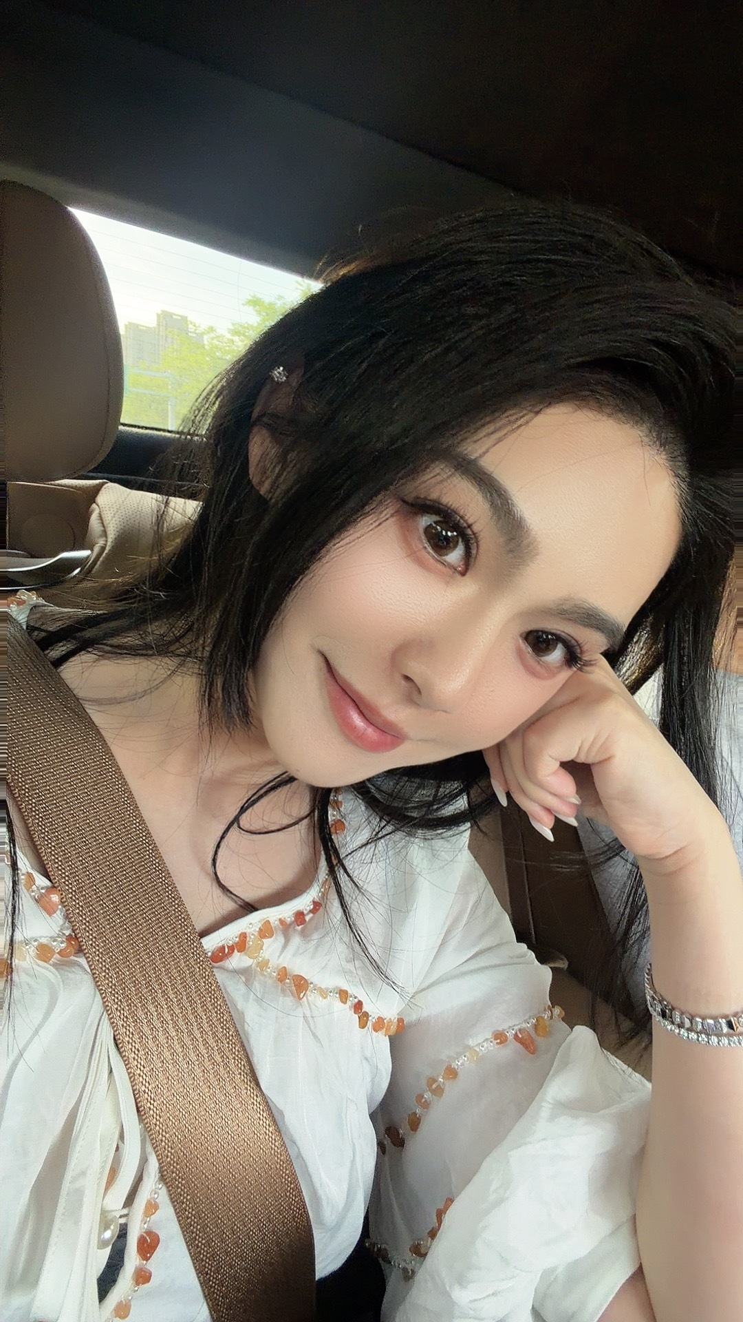 胖豆不光能吃，还能睡……从南京到合肥，睡了一路。一直到做梦咬到自己的舌头，才醒…