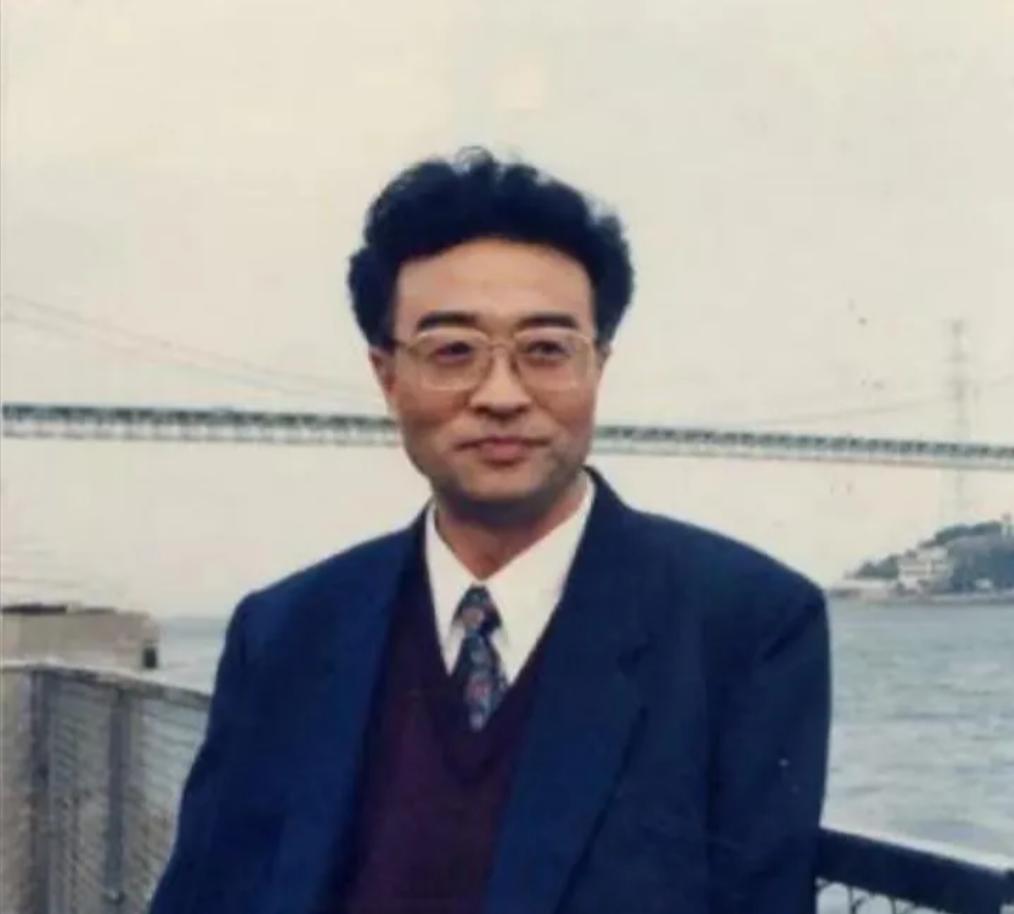 他名叫刘铁骑，是大贪官刘青山的儿子，父亲在1952年被枪毙的时候，刘铁骑才6岁，