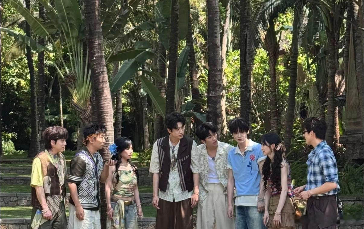 田曦薇说很忙也会和寻宝小队群聊忙忙碌碌寻宝藏 隔着屏幕都能感觉到寻宝小队关系好，