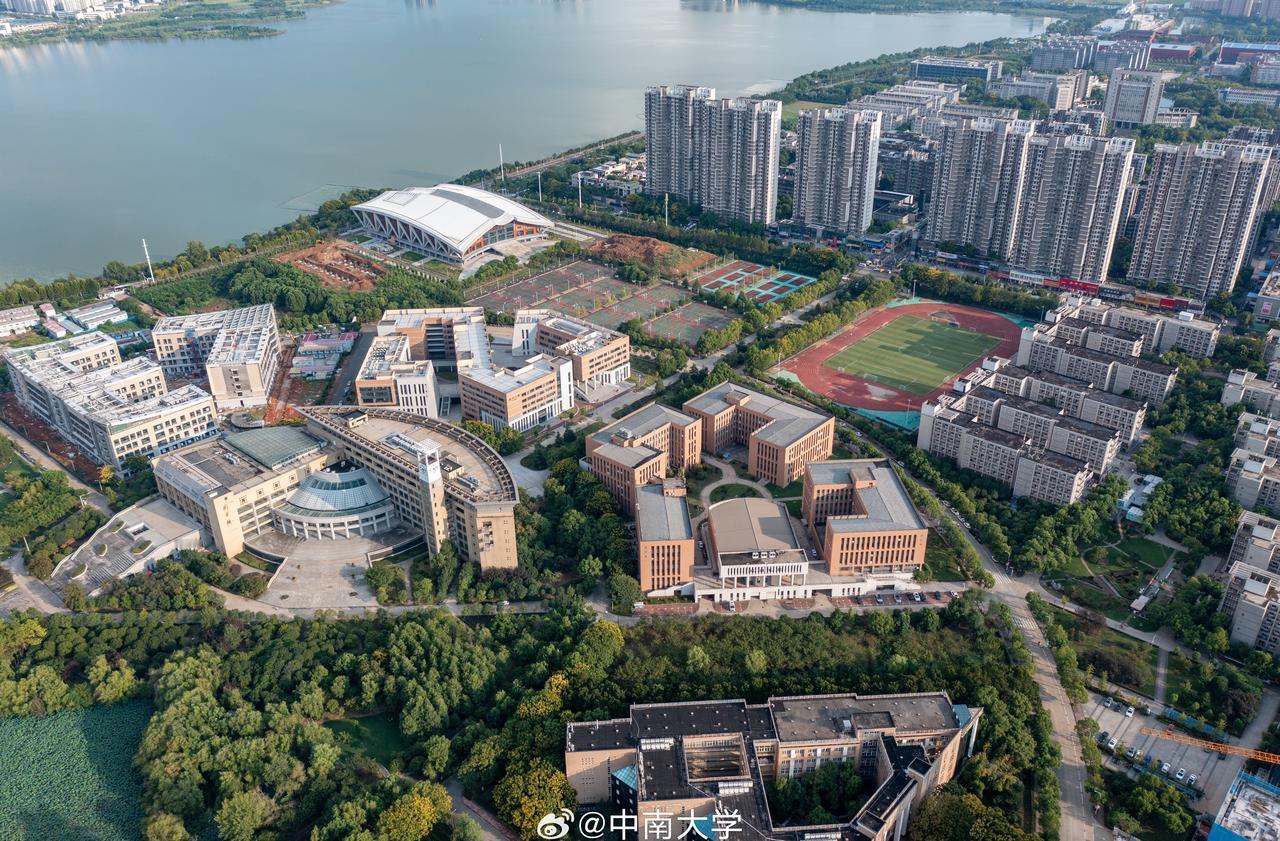 百廿七秋弦歌不辍，薪火相传育栋梁；
三镇文脉浸润沃土，崇实之风铸荣光。
厚德笃行