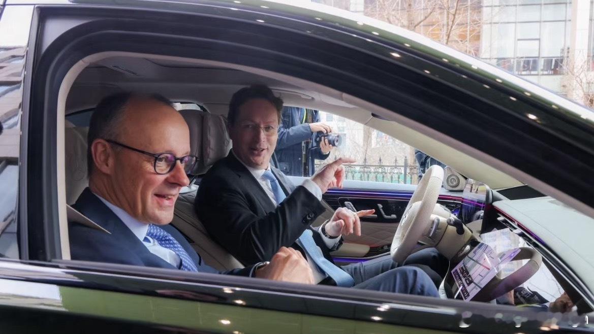 德国总理默茨体验了带Momenta智驾的新S级。这台车感觉和之前在上海街头曝光的