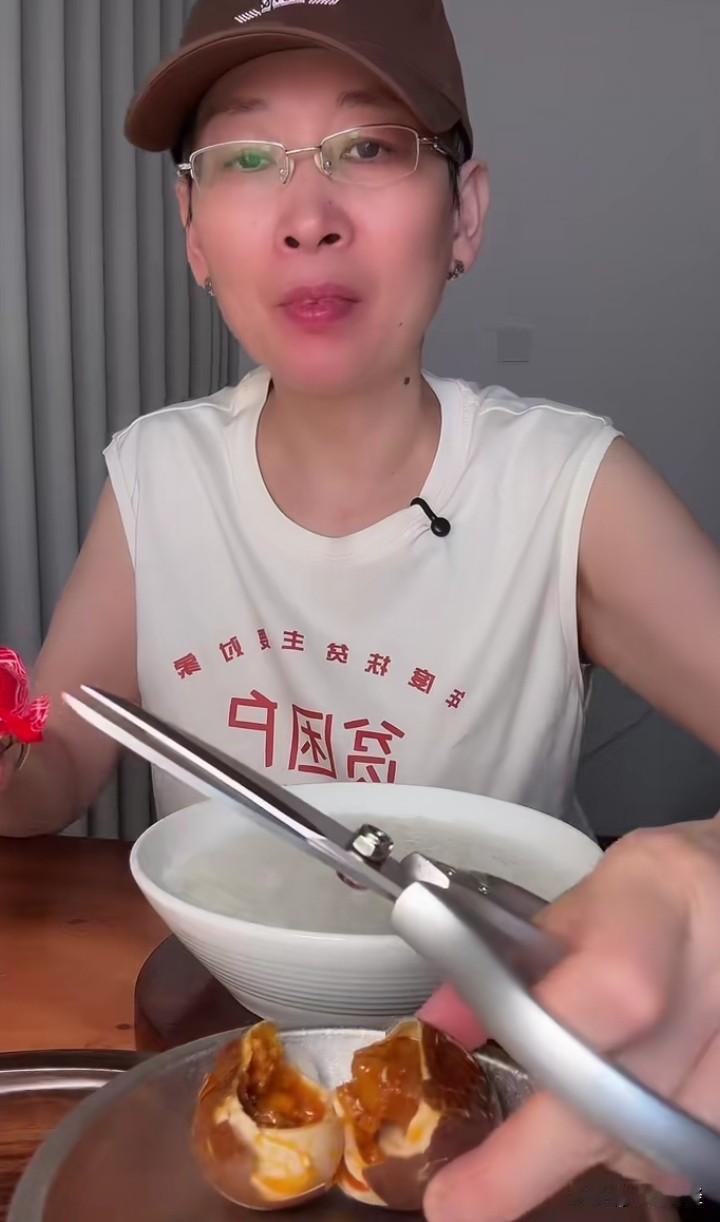这位热衷追涨杀跌的退休老人，身上穿的衣服竟印着“贫困户”三个字，加上表示，当日亏