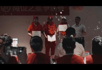北漂小伙靠捞面表演挣45万 普通的小事坚持做，原来也会闪闪发光！看似平常的捞面表