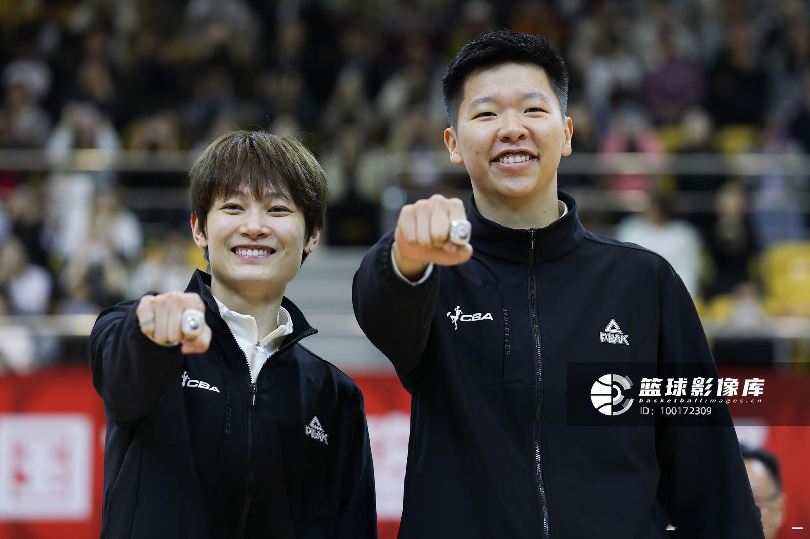 杨力维杨力维黄思静 20251130思维冠军戒指合照，姐姐和怡姐东姐合照，广东女