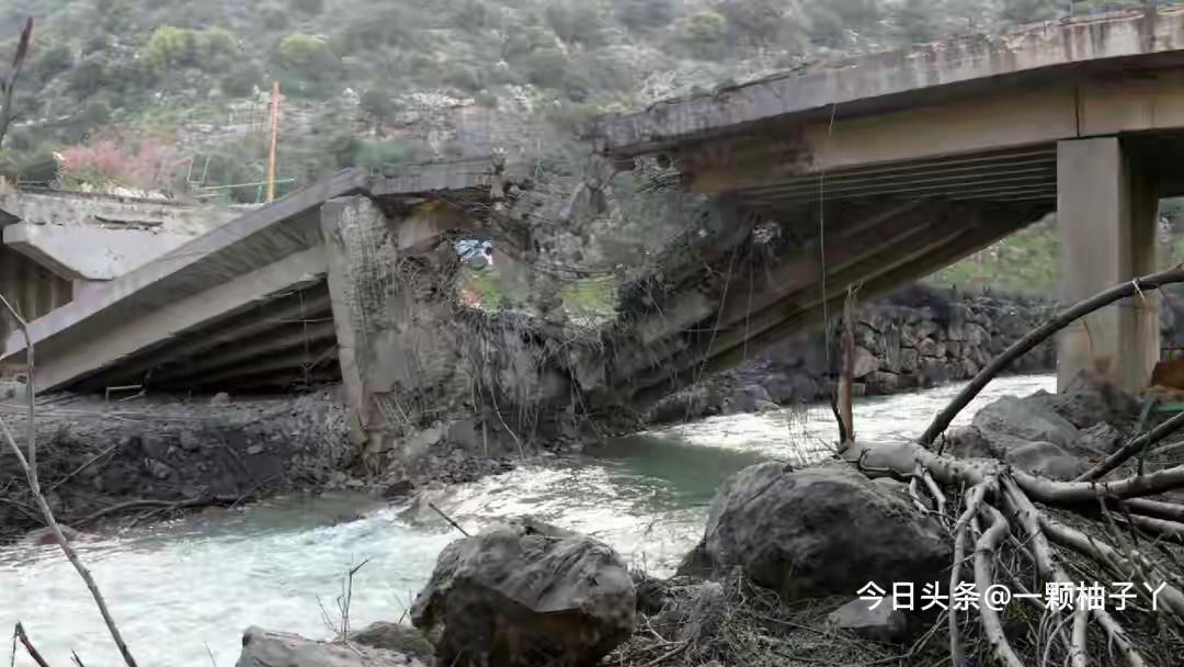 以色列空袭炸毁了黎巴嫩南部利塔尼河上的一座关键大桥，桥梁直接被炸成两截，交通彻底