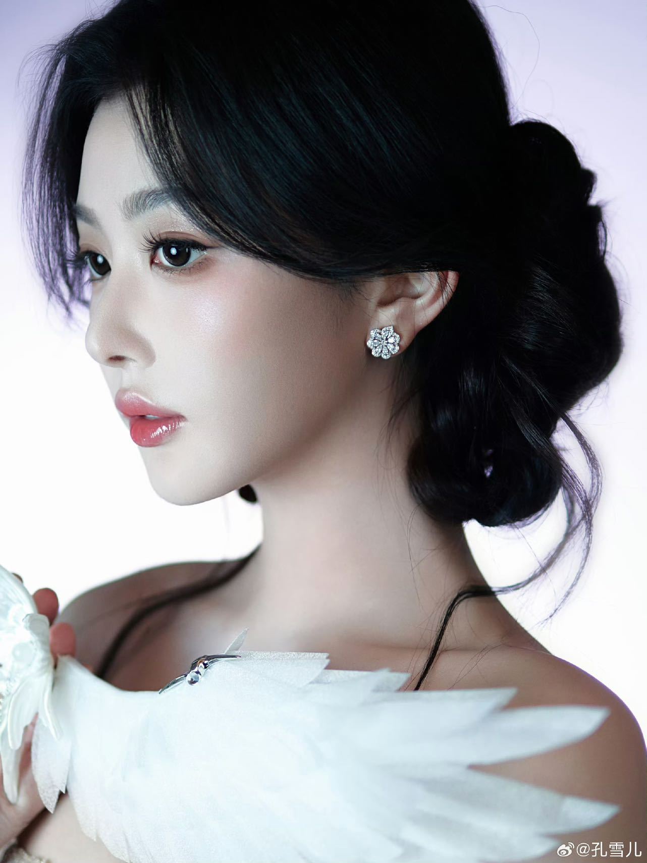 孔雪儿真人bjd孔雪儿美背  抹胸流苏裙+露背设计太惊艳✨ 精致五官与流畅背部线