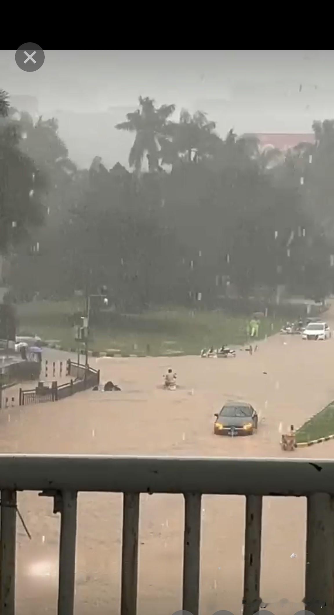 广州这雨下疯了！马路变河道，小车水中“趴窝”，司机：这是在开船？

广州这场雨，