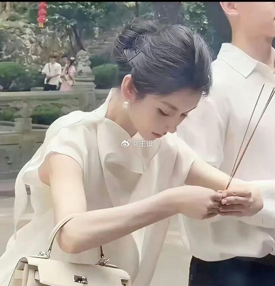 感觉她什么都不缺啊，求啥呢 