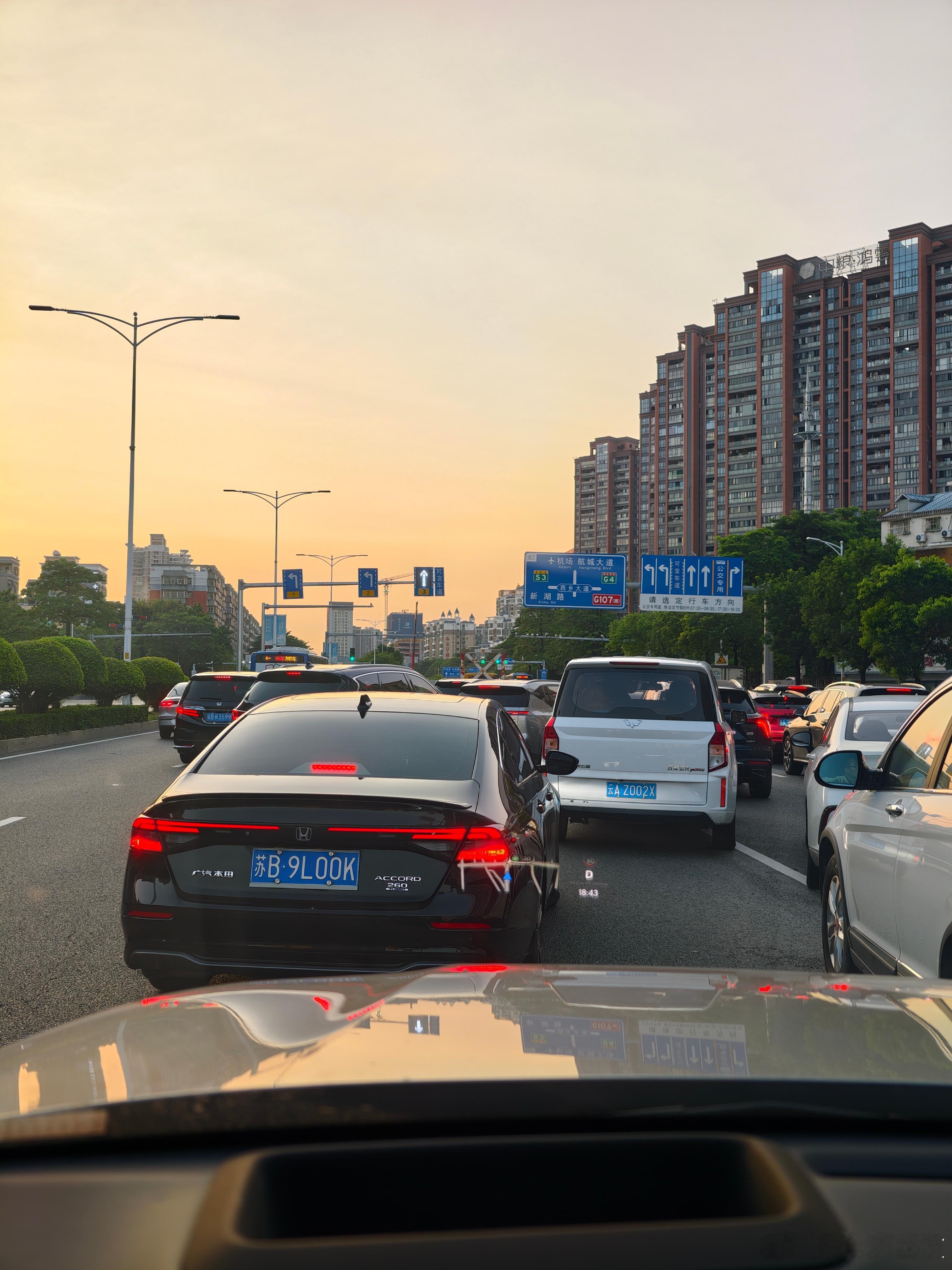 在宝安大道靠近红绿灯的路中间占用车道放置东西这合理吗？这里本来就很多人要变道右边