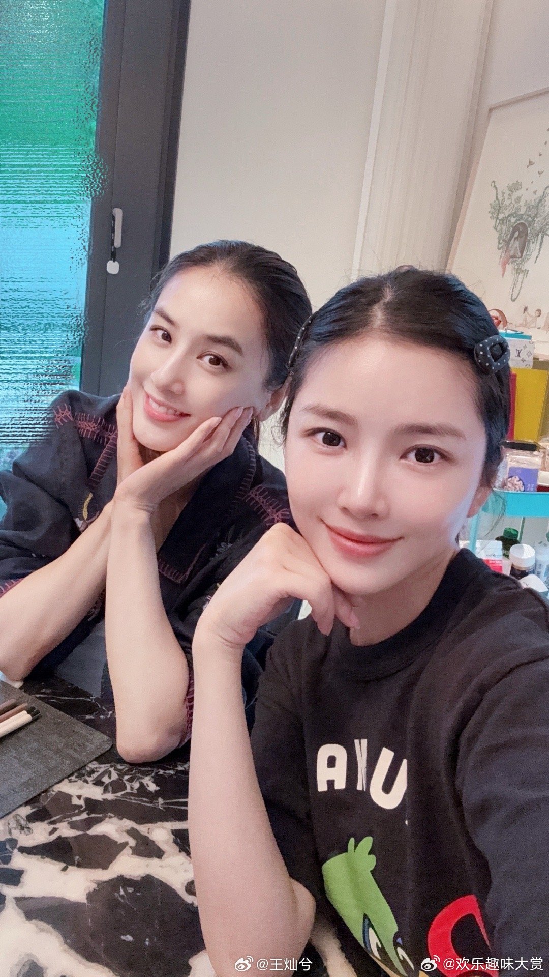 王灿和黄圣依合照 王灿晒与黄圣依自拍 王灿晒与黄圣依自拍啦！她们的笑容太治愈，好