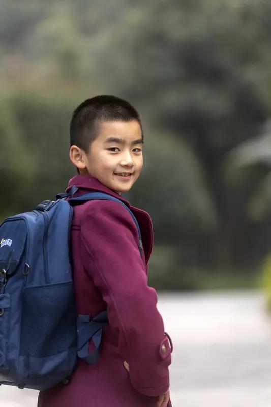 最近“大学生的小问题”冲上热搜，一组小学生与大学生互相提问的截图很戳人。小时候，