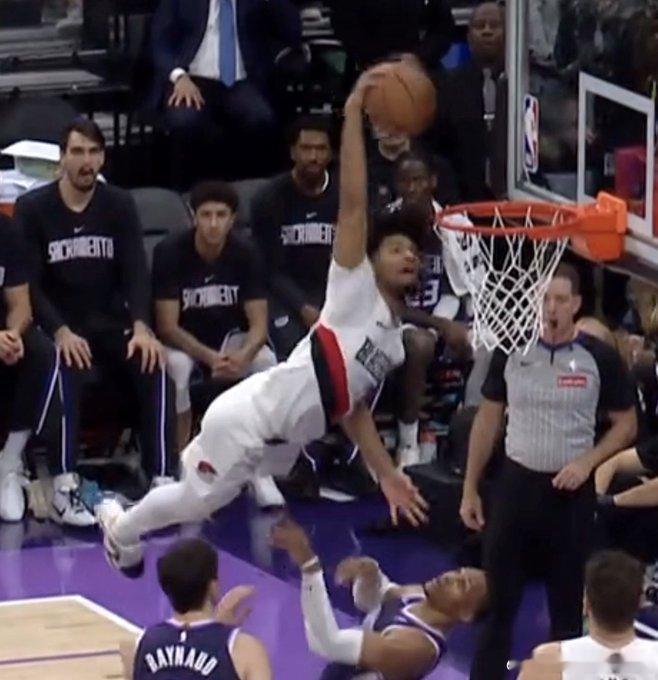 夏普隔扣威少 炸裂啊！夏普底线突破，几乎飞跨过了威少。 