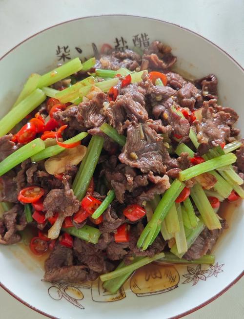 2. 主题
芹菜炒牛肉
准备食材：芹菜，牛肉，蒜末，小米辣。
做法步骤：
1、牛