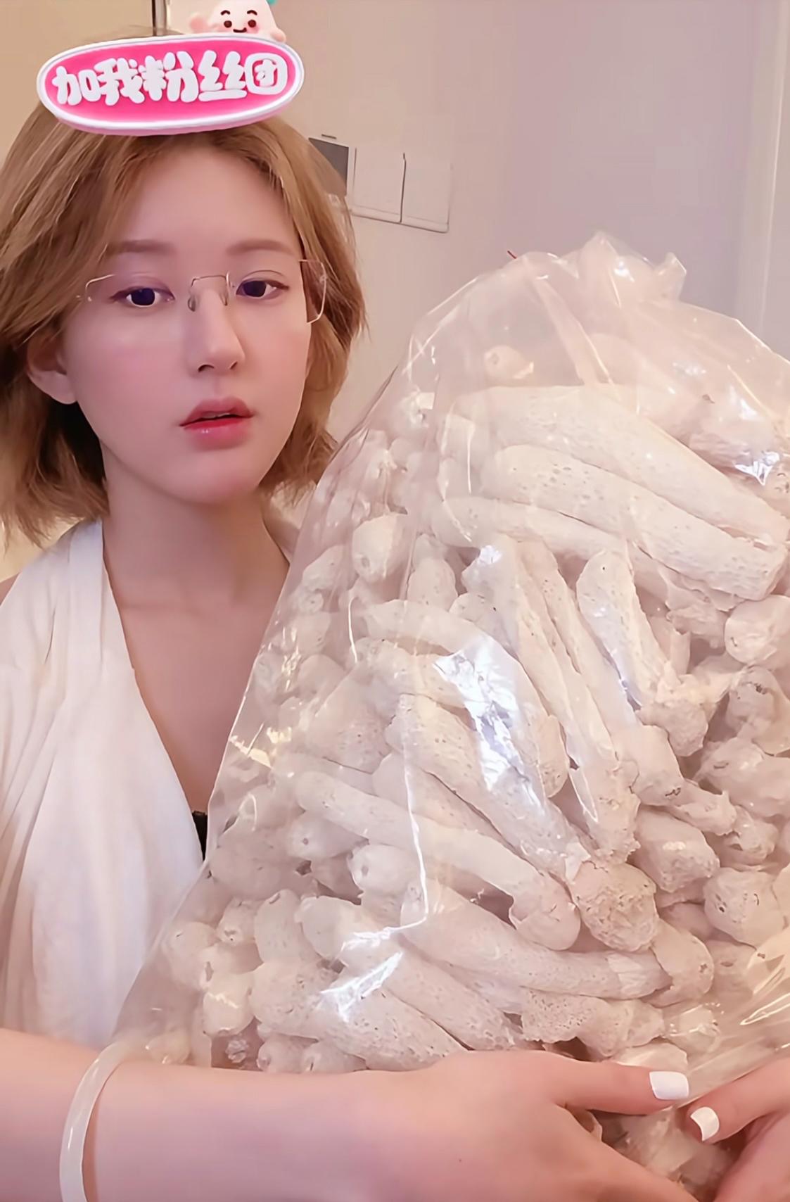 刷到赵露思直播炫竹荪：咱们啃鸡头，她在啃“富贵菜"？

昨晚刷到赵露思直播，她举