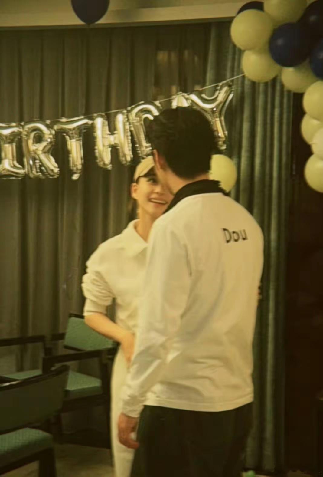 好友晒了窦骁何超莲生日合照，何超莲cos青蛙给窦骁庆生，谁懂对视那一张，眼里的笑