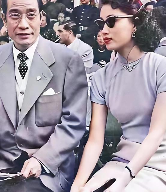 粤剧名家红线女与丈夫、孩子在一起的合影。1944年，红线女嫁给了年长她24岁的马