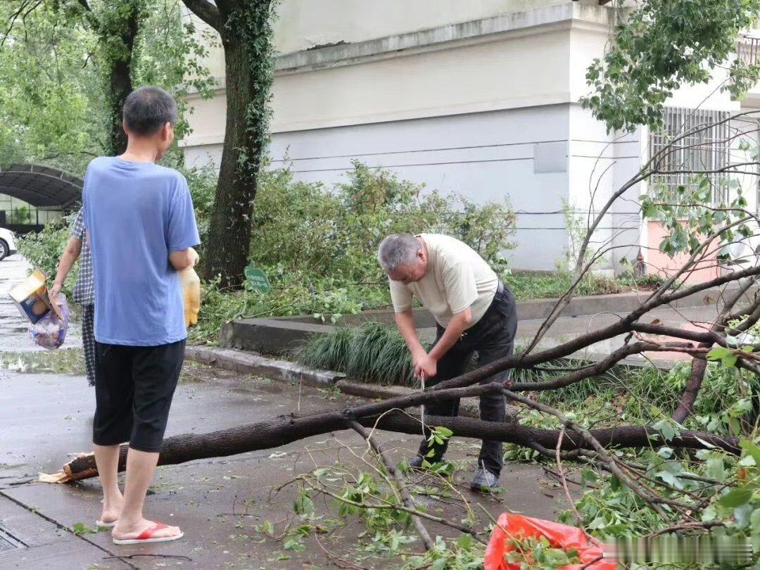 【神仙邻居！台州船厂老匠人化身小区哆啦A梦 】在海门街道东方花园小区，邻里间常挂