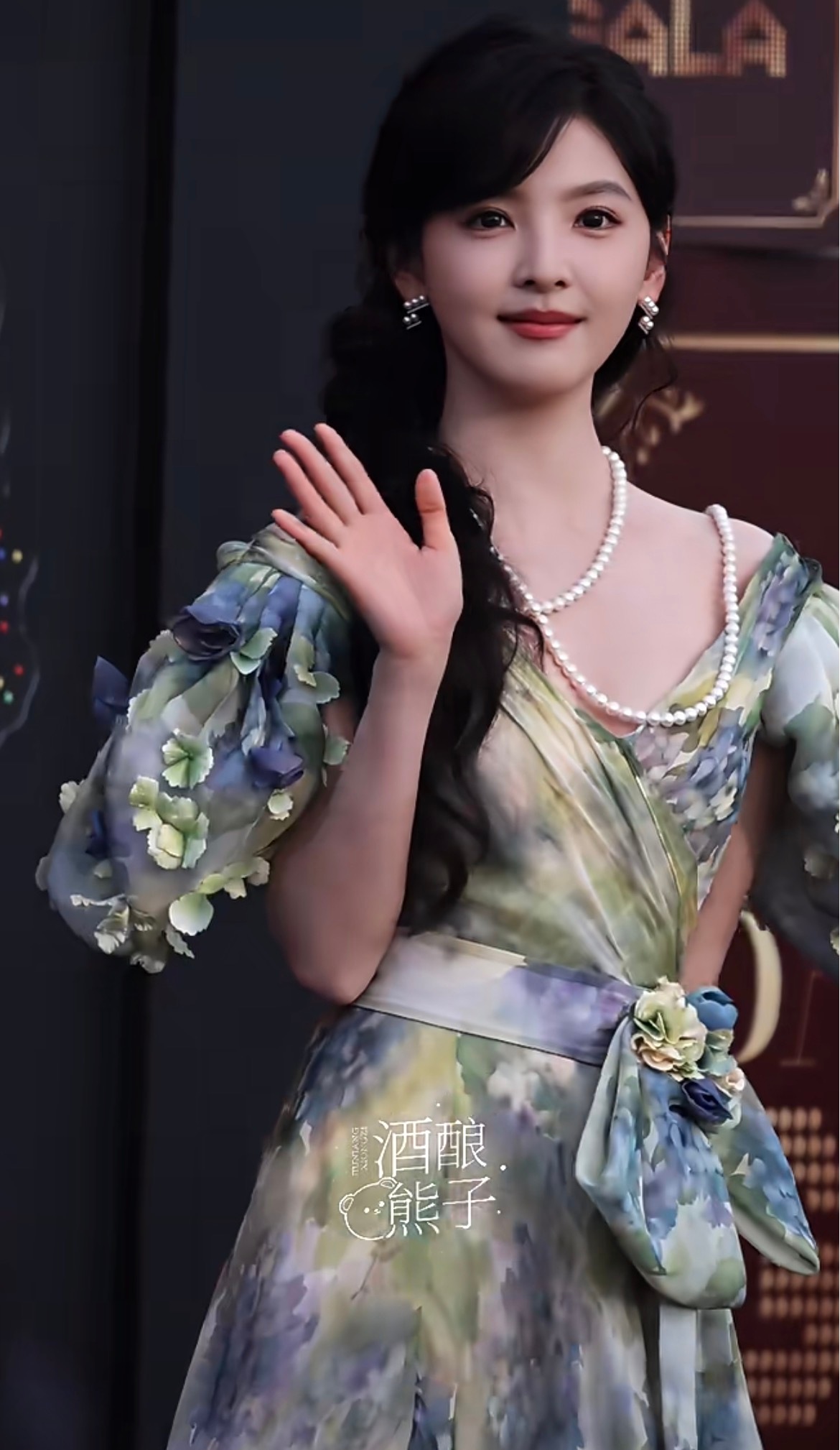 新鲜的童话公主楠楠出炉啦！好美的章若楠…像从油画里走出来的一样，看得出她是公主?