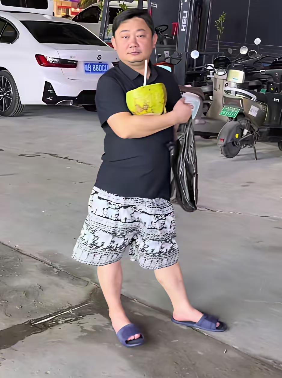 张雪平时打扮很朴素。接地气的老板，人实诚，遇到这样的老板员工有福气了。

该注意