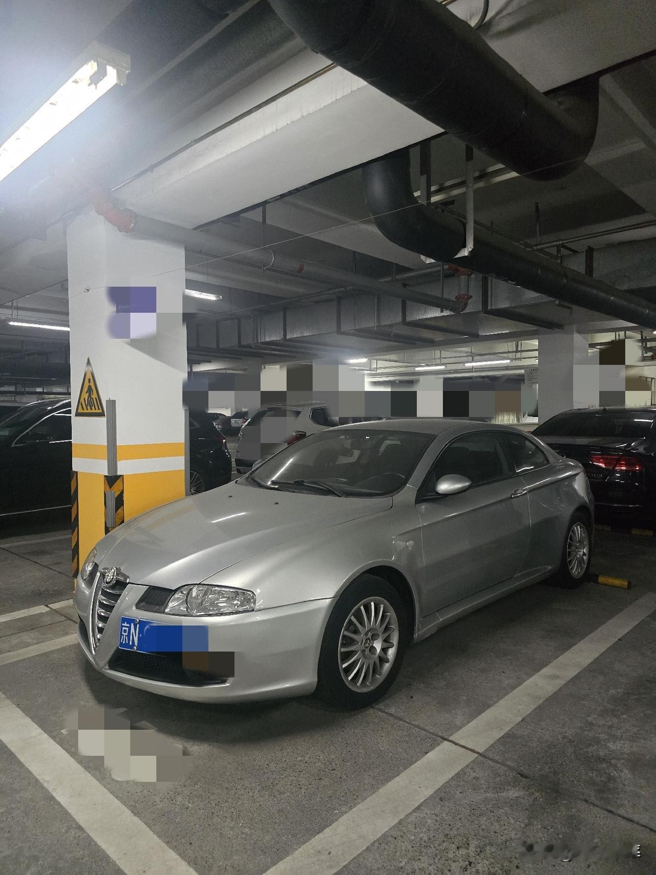偶遇新奇小汽车之阿尔法•罗密欧GT(937C)
在停车场余光匆匆一瞥，竟然发现了