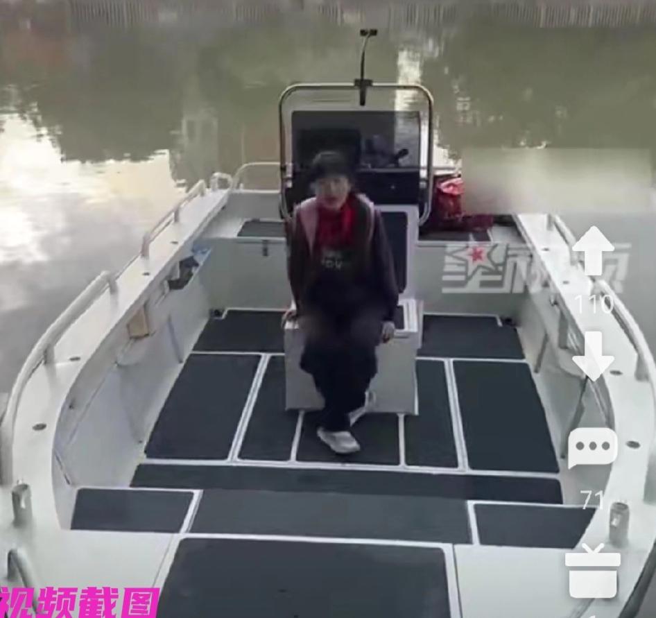 浙江嘉兴平湖有位爸爸，当别人还在用车送孩子上学时，这里的爸爸却是每天开船送自己女