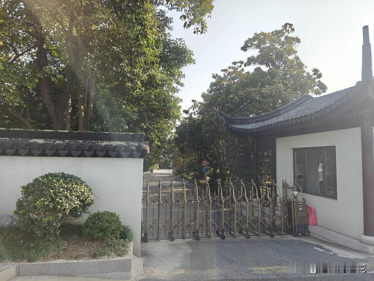 107岁的南公园，究竟要修到什么时候？现在到底是私人还是南通市属？

中午去理发
