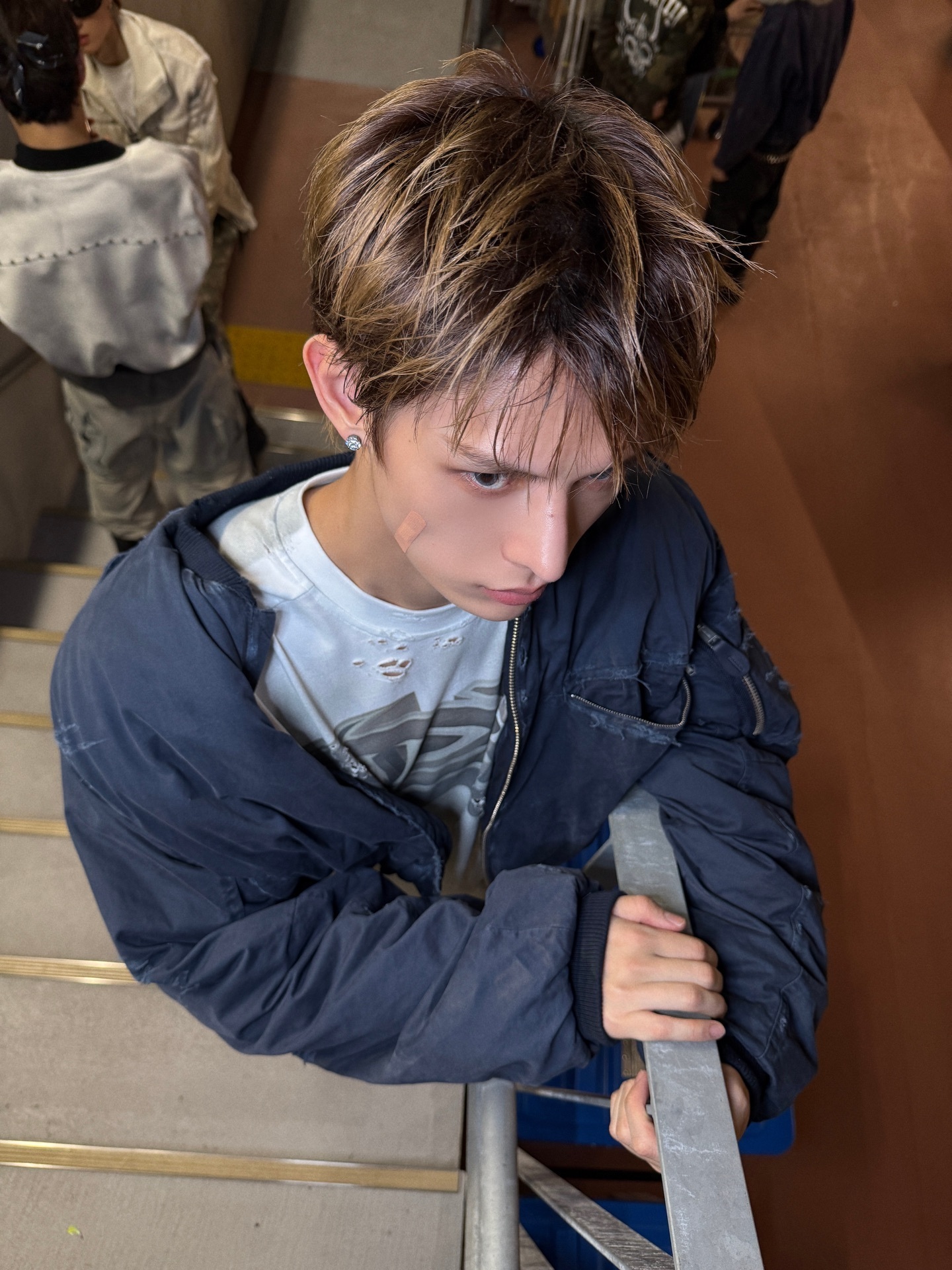 赵雨凡JAMES🦅赵雨凡 🐱小猫被训之后扒着凳子看人，就是这样： 