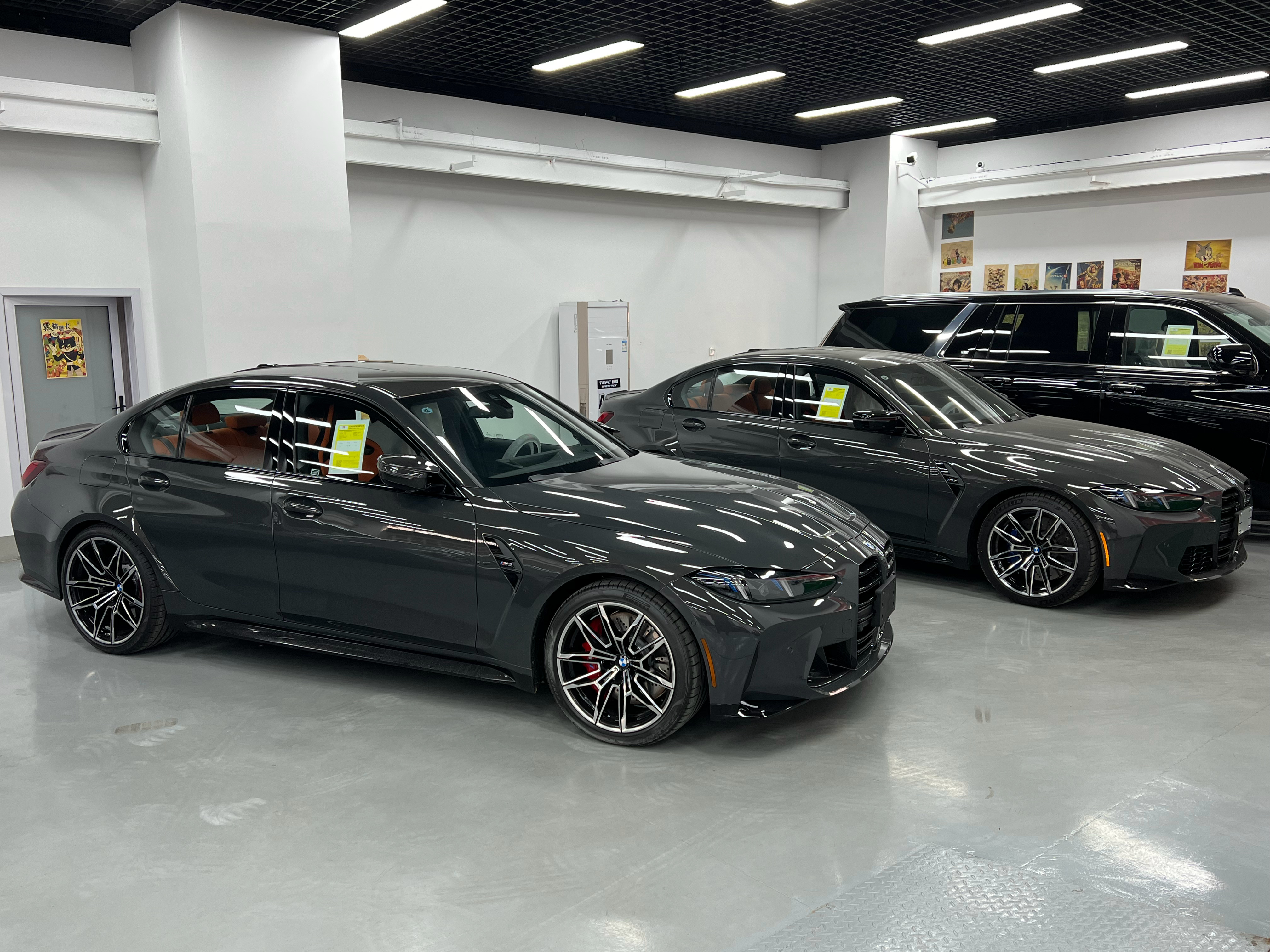 这俩车看起来是不是一模一样，连配色都一样简直是双胞胎车型  ​​​