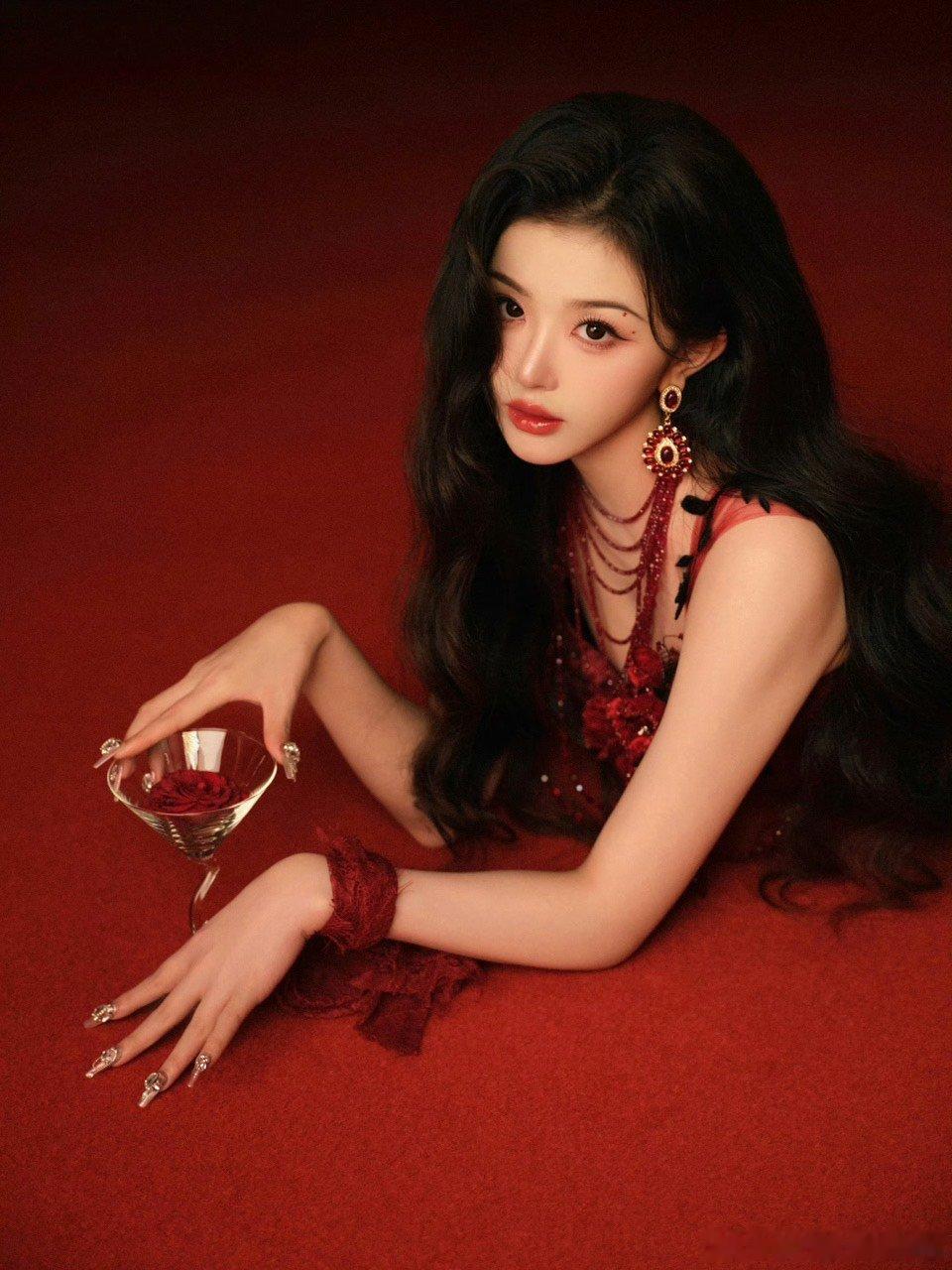 孔雪儿绝美红玫瑰孔雪儿耀眼的红玫瑰孔雪儿今天是最耀眼的红玫瑰！ 