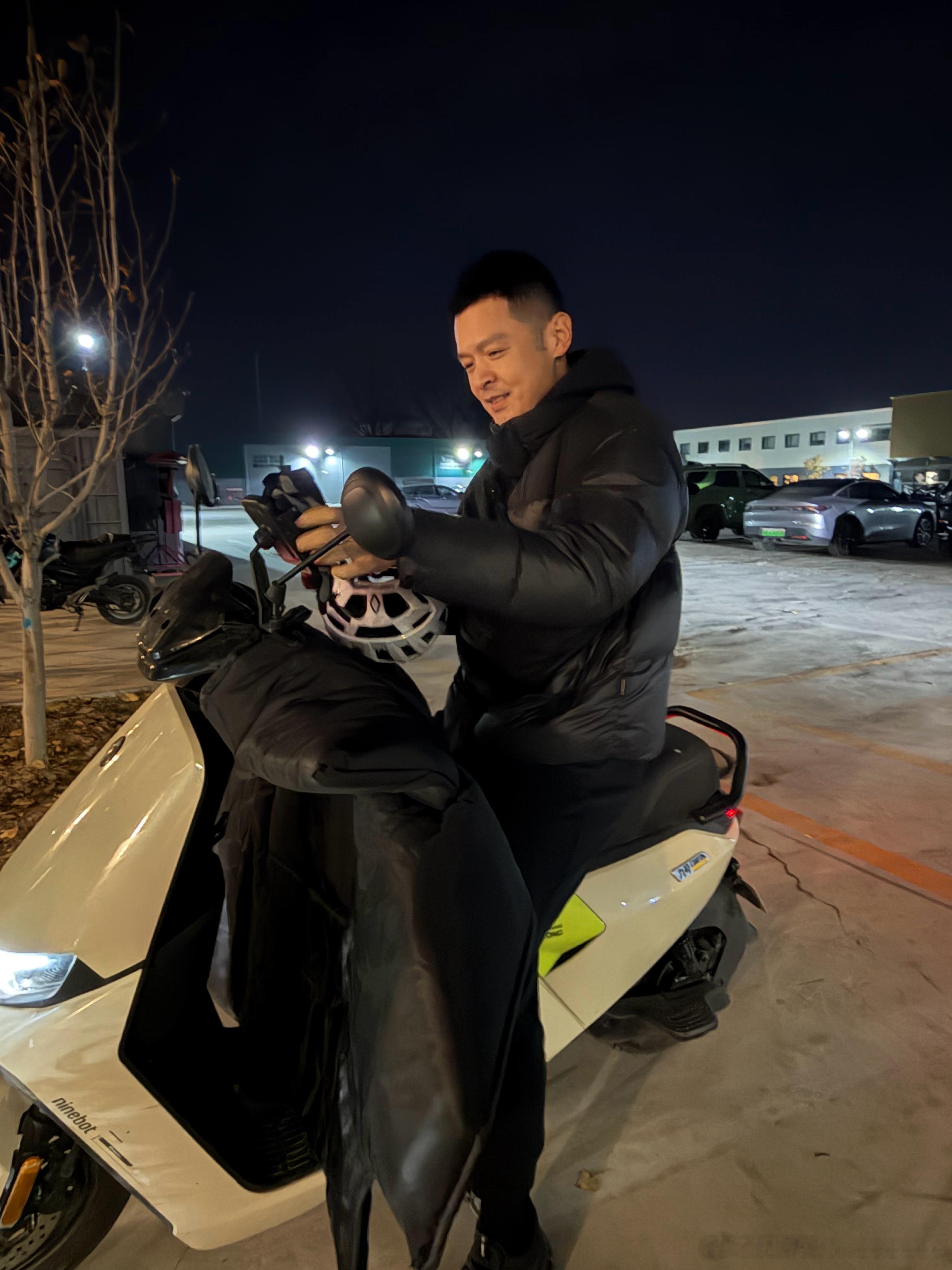 今儿车限行，下直播，有位好心的电动车司机说给我带回去，真的感谢他！！！