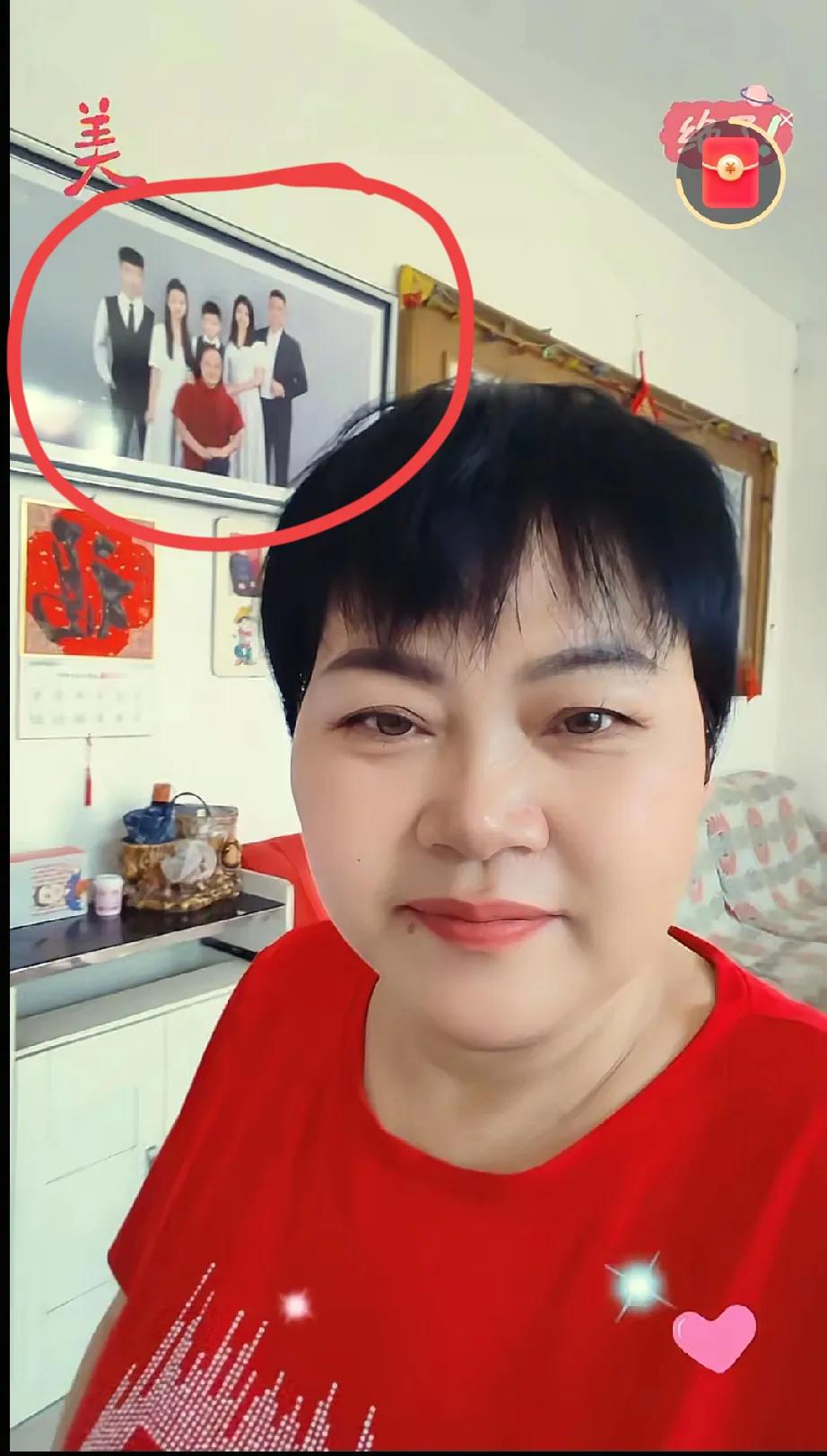 杨妞花养父的女朋友回到了青海西宁，从家庭环境来看，家里收拾的也挺干净卫生，似乎杨