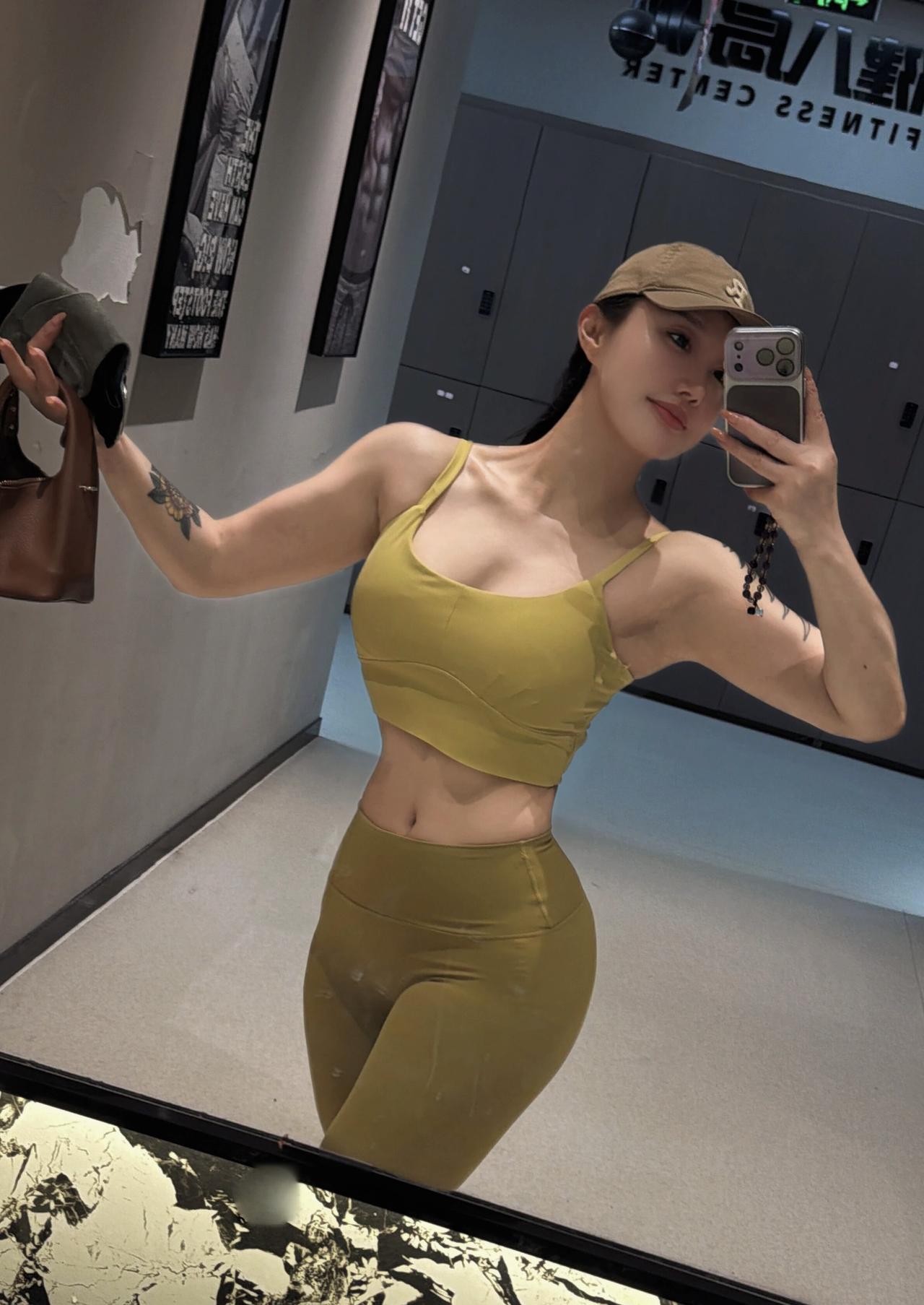 打卡健身房，元气满满的一天！💪🏋️‍♀️女生为何不能穿着瑜伽裤去爬山? 瑜伽