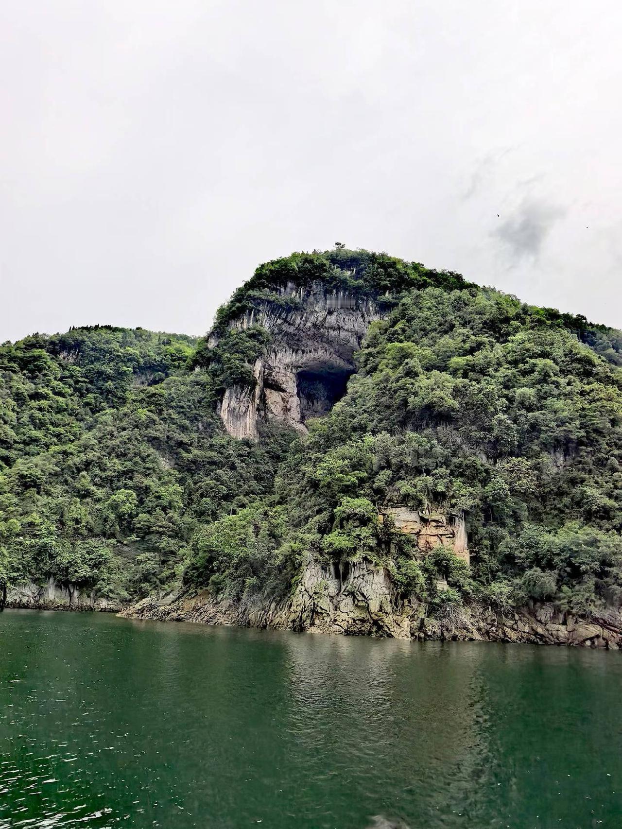 让我们看看三峡人家
---小马哥
三峡人家位于湖北省宜昌市夷陵区，地处长江三峡西