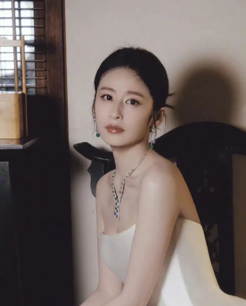颖儿，尴尬了！6月23日，演员颖儿，突然冲上了热搜。原因是上海电视节节目单公布，
