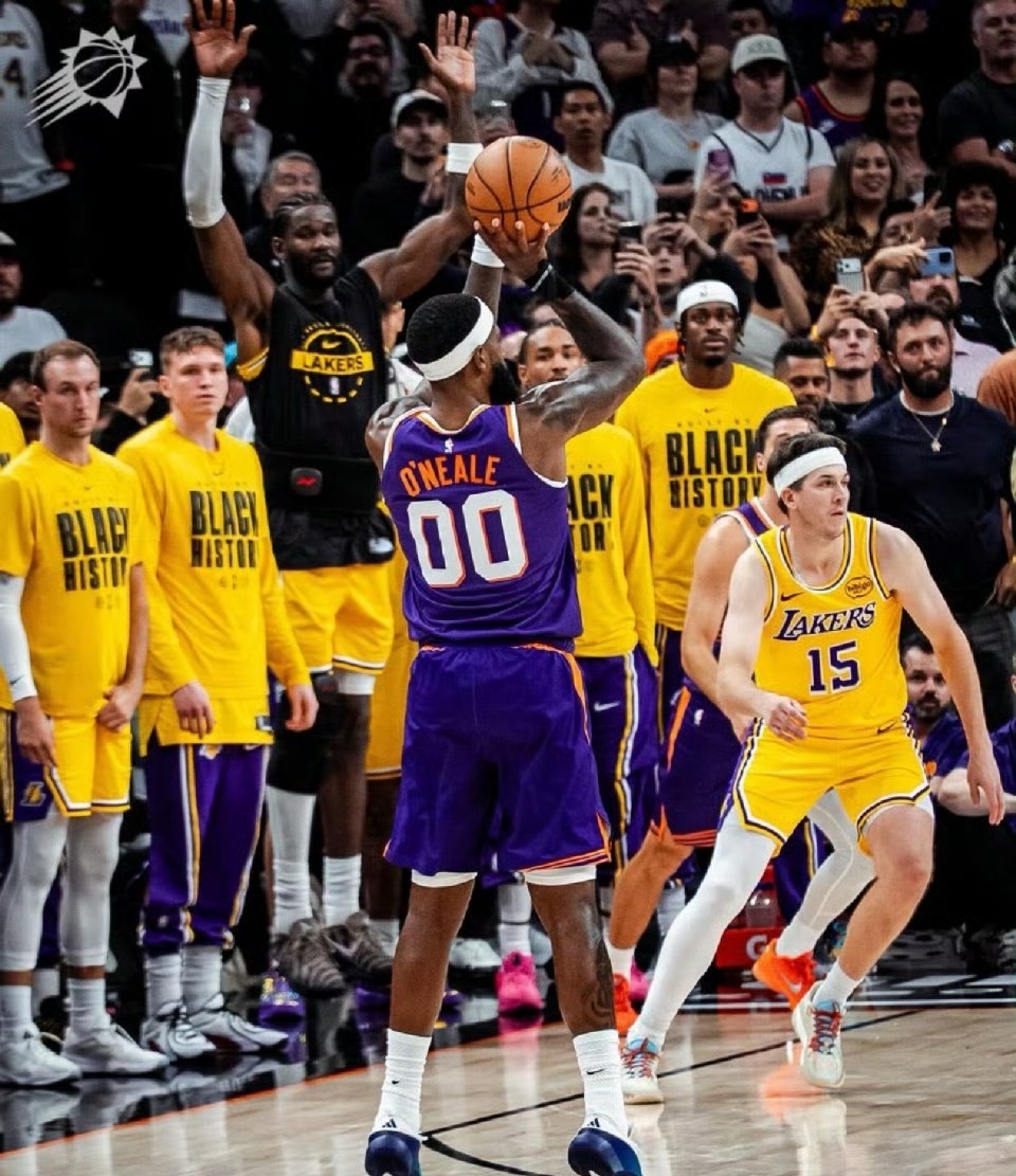 面对没有布克没有狄龙的太阳，湖人被奥尼尔0.9秒3分准绝杀，连续两场耻辱性输球，